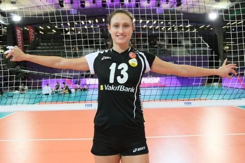 Foto FIVB - Christiane Fürst ist am Netz nicht zu bremsen und feiert mit Vakifbank Istanbul Siege wie am Fließband