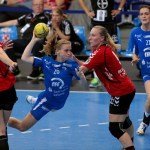 Youngster Michelle Urbicht setzt sich kraftvoll gegen die Abwehr von Leverkusen durch