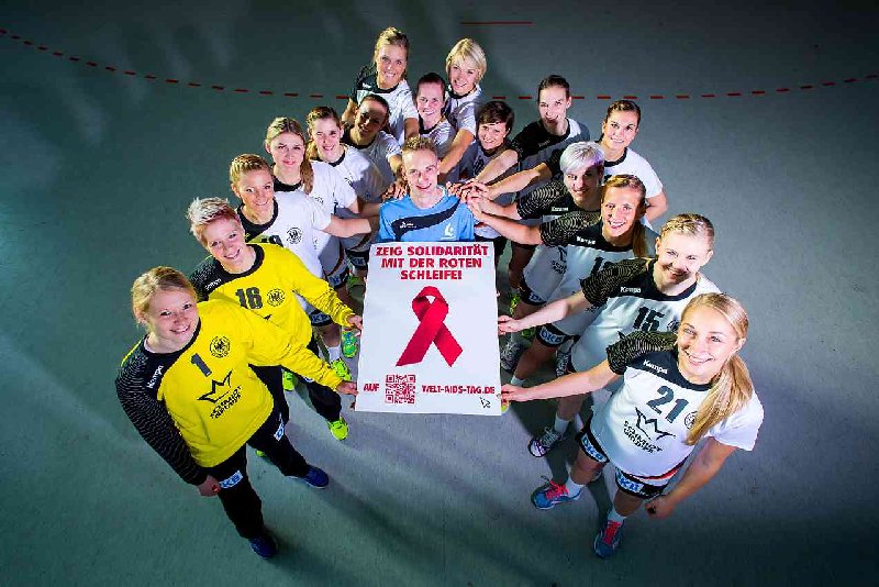 Frauen-Nationalmannschaft mit Kampagnen-Botschafter Denis