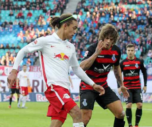 RasenBallsport Leipzig vs. MSV Duisburg - Yussuf Poulsen (RB Leipzig) und Rolf Feltscher (Duisburg) Zweite Deutsche Bundesliga: RasenBallsport Leipzig vs. MSV Duisburg - Yussuf Poulsen (RB Leipzig) und Rolf Feltscher (Duisburg) - Foto: GEPA pictures/Roger Petzsche