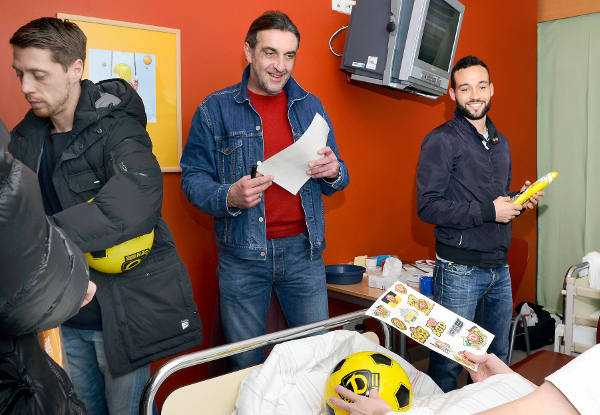Ralf Minge und Dynamo Dresden besuchen Kinderkrebsstation des Universitätsklinikums - Foto: Ulrich Lippke / Uniklinikum Dresden