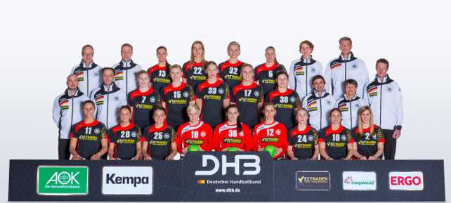 Handball EM: Deutschlands Frauen-Nationalmannschaft Handball EM: Deutschlands Frauen-Nationalmannschaft. Hinten von links: Co-Trainer Jens Pfänder, Bundestrainer Jakob Vestergaard, Julia Behnke, Susann Müller, Shenia Minevskaja, Saskia Lang, Teammanagerin Grit Jurack, Torwarttrainer Jan Holpert. - Mitte: Physiotherapeut Christian Markus, Physiotherapeut Paul Jacob, Meike Schmelzer, Kim Naidzinavicius, Luisa Schulze, Anne Hubinger, Jennifer Rode, Teampsychologe Christian Heiss, Teamkoordinatorin Dorle Gassert, Mannschaftsarzt Dr. Matthias Klepsch. - Vorn: Xenia Smits, Franziska Müller, Alexandra Mazzucco, Clara Woltering, Dinah Eckerle, Katja Kramarczyk, Lone Fischer, Anna Loerper, Marlene Zapf. - Foto: Sascha Klahn/DHB