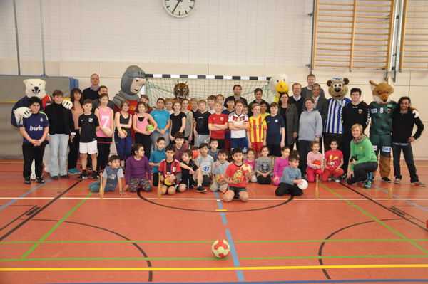 Berliner Profivereine mit ihren Maskottchen und einer Willkommensklasse der Grundschule am Fliesstal