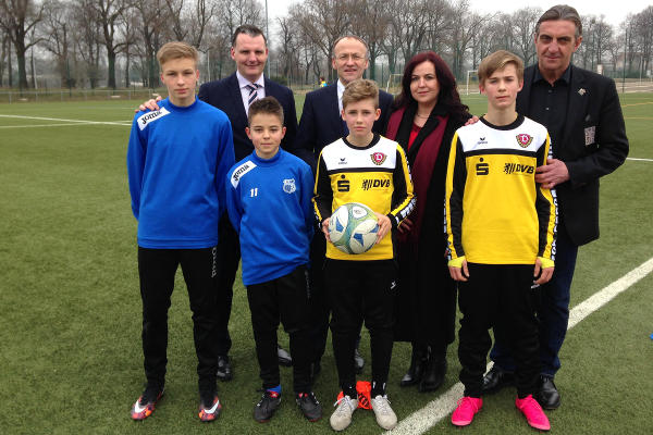 FK-Usti-Geschaeftsfuehrer Petr Heidenreich, Dresdens Buergermeister Dr. Peter Lames, Ustis Oberbuergermeisterin Vera Nechybova sowie Dynamos Sportgeschäftsfuehrer Ralf Minge FK-Usti-Geschäftsführer Petr Heidenreich, Dresdens Bürgermeister Dr. Peter Lames, Ustis Oberbürgermeisterin Vera Nechybova sowie Dynamos Sportgeschäftsführer Ralf Minge - Foto: Dynamo Dresden
