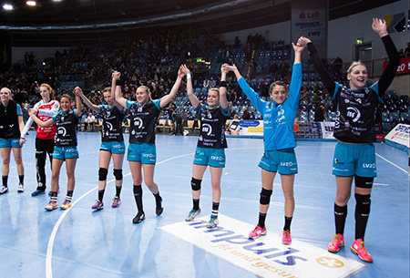 Handball Bundesliga, VfL Oldenburg vs. HC Leipzig am 06.03.2016 in Oldenburg - Jubel beim HCL-Team - Foto: Sebastian Brauner