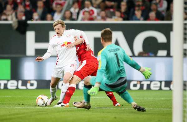 Deutsche Bundesliga, Fortuna Duesseldorf vs. RasenBallsport Leipzig - Emil Forsberg (RB Leipzig), Julian Schauerte und Michael Rensing (Duesseldorf) - Foto: GEPA pictures/Roger Petzsche