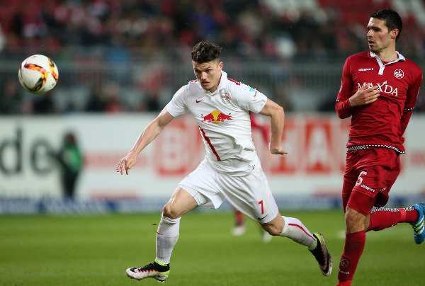 Deutsche Bundesliga, 1. FC Kaiserslautern vs. RasenBallsport Leipzig - Marcel Sabitzer (RB Leipzig) und Sascha Mockenhaupt (Kaiserslautern) - Foto: GEPA pictures/Roger Petzsche