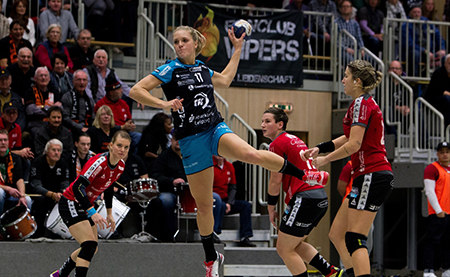 Handball Bundesliga, Bad Wildungen Vipers vs. HC Leipzig am 04.11.2015 in Bad Wildungen - Anne Hubinger (17) - Foto: Sebastian Brauner