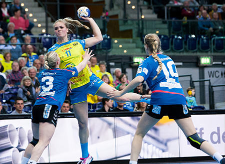 Handball Bundesliga, HC Leipzig - HSG Blomberg-Lippe am 23.04.2016 in Leipzig - Anne Hubinger (17) - Foto: Sebastian Brauner