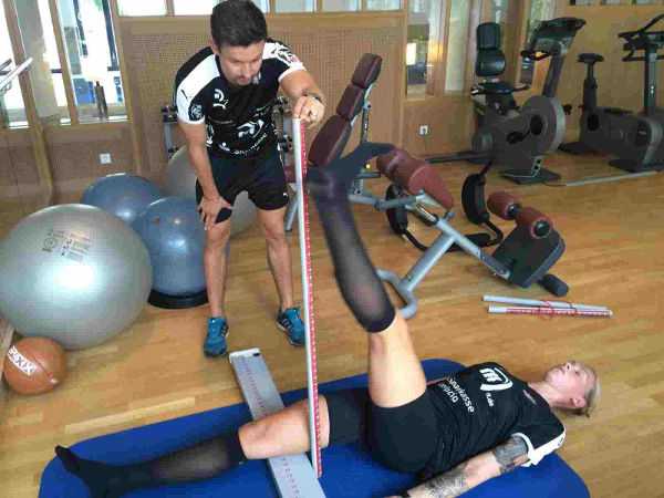 Athletik-Trainer Martin Franz beim FMS-Test mit Luisa Schulze - Foto: Sebastian Brauner