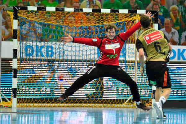 SC DHfK Leipzig nach schwacher Match-Führung TSV Hannover-Burgdorf unterlegen - Jens Vortmann und Casper Mortensen - Foto: Rainer Justen