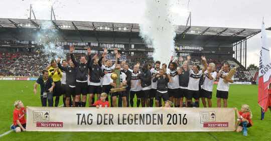 Tag der Legenden: Otto Rehhagel führt Deutschland zum Sieg - Foto: Norbert Gettschat Tag der Legenden: Otto Rehhagel führt Deutschland zum Sieg - Foto: Norbert Gettschat