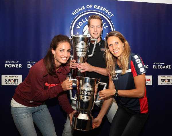 Myrthe Schoot, Sebastian Kühner und Jennifer Pettke präsentierten am Dienstag im Estrel Berlin die Supercup-Pokale - Foto: Photo Wende, www.photowende.com