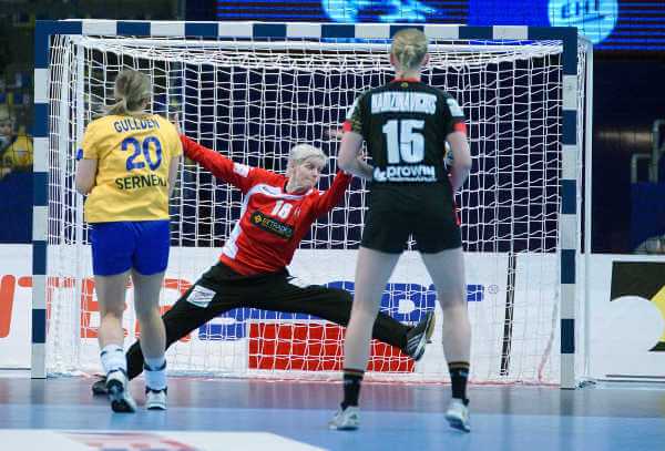 Clara Wolterin mit Weltklasse-Leistung gegen Schweden - Handball EM 2016: Bilanz der deutschen DHB-“Ladies“ nach EHF EURO - Nun wirklich „richtiger Weg“ - Foto: Peter Jansen Clara Wolterin mit Weltklasse-Leistung gegen Schweden - Handball EM 2016: Handball EM 2016: Bilanz der deutschen DHB-“Ladies“ nach EHF EURO - Nun wirklich „richtiger Weg“ - Foto: Peter Jansen