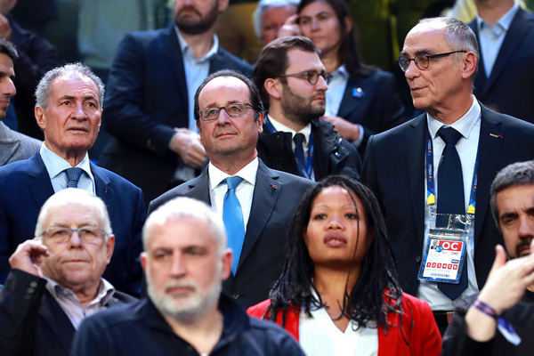 IHF-Präsident Dr. Hassan Moustafa und Frankreichs Staats-Präsident Francois Hollande (mi.) - Handball WM 2017: Präsident Francois Hollande und Didier Dinart zum Frankreich-Sieg - Foto: France Handball IHF-Präsident Dr. Hassan Moustafa und Frankreichs Staats-Präsident Francois Hollande (mi.) - Handball WM 2017: Präsident Francois Hollande und Didier Dinart zum Frankreich-Sieg - Foto: France Handball