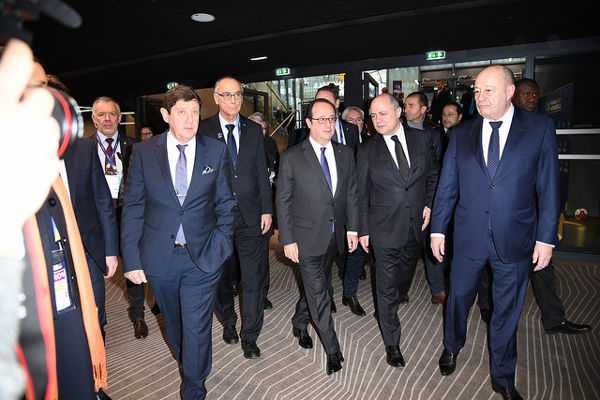 Frankreichs Staatspräsident Francois Hollande (Mitte) - Handball WM 2017: Frankreich mit sechstem Weltmeister-Stern - Foto: France Handball