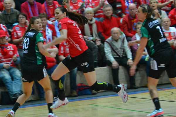 Iveta Luzumova - Thüringer HC mit Kantersieg gegen VfL Oldenburg. Iveta Luzumova „Matchplayer“ - Foto: Hans-Joachim Steinbach Iveta Luzumova - Thüringer HC mit Kantersieg gegen VfL Oldenburg. Iveta Luzumova „Matchplayer“ - Foto: Hans-Joachim Steinbach