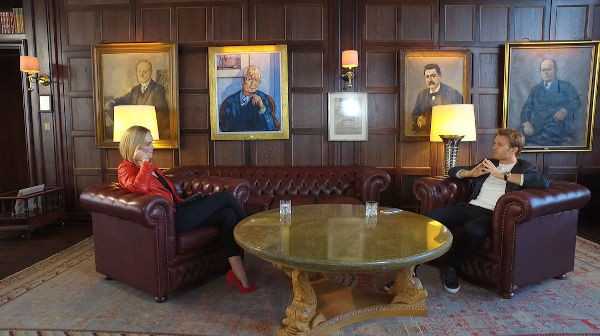 Amanda Davies im Gespraech mit Nico Rosberg