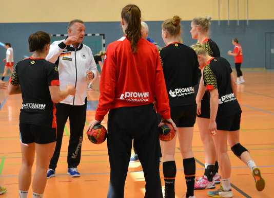 Schwitzen für die Handball Weltmeisterschaft in Deutschland: „Ladies“-Nationalmannschaft trainiert in Erfurt - Foto: Hans-Joachim Steinbach