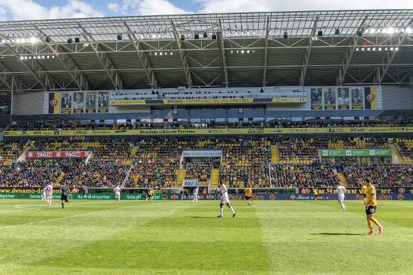 Die Vip-Tribüne mit den Tafeln der Ehrenspielführern der SG Dynamo Dresden.