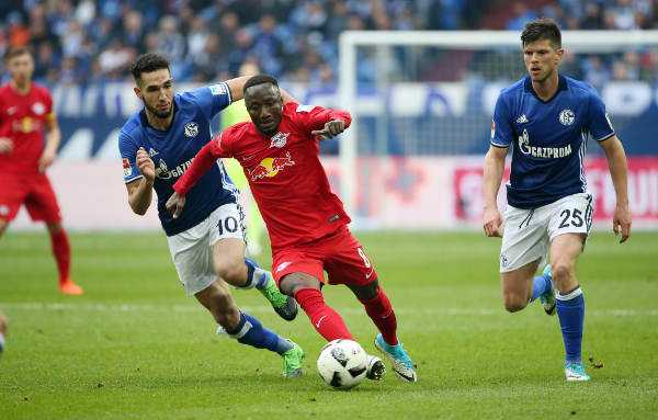 Deutsche Bundesliga, FC Schalke 04 vs. RasenBallsport Leipzig - Nabil Bentaleb (Schalke), Naby Keita (RB Leipzig) und Klaas-Jan Huntelaar (Schalke) - Foto: GEPA pictures/Roger Petzsche Deutsche Bundesliga, FC Schalke 04 vs. RasenBallsport Leipzig - Nabil Bentaleb (Schalke), Naby Keita (RB Leipzig) und Klaas-Jan Huntelaar (Schalke) - Foto: GEPA pictures/Roger Petzsche