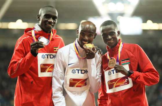 Leichtathletik WM 2017 London: AUGUST 04: (L-R) Silver medallist Joshua Kiprui Cheptegei of Uganda gold medallist Mo Farah of Great Britain and bronze medallist Paul Kipngetich Tanui of Kenya pose on the podium during the medal ceremony for the Men's 10000 metres final during day one of the 16th IAAF World Athletics Championships London 2017 at The London Stadium on August 4, 2017 in London, United Kingdom. (Photo by Richard Heathcote/Getty Images) - Foto: © Getty Images for IAAF