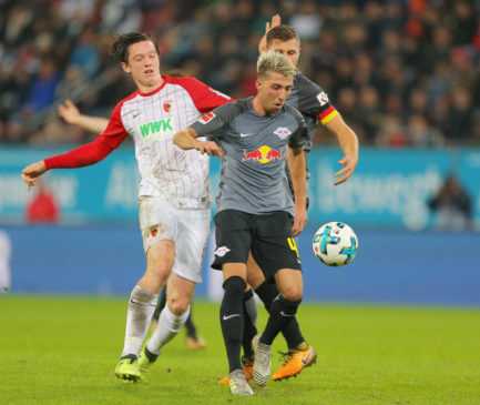 Deutsche Bundesliga, FC Augsburg vs. RasenBallsport Leipzig - Michael Gregoritsch (Augsburg), Kevin Kampl und Willi Thomas Orban (RB Leipzig) - Foto: GEPA pictures/Thomas Bachun Deutsche Bundesliga, FC Augsburg vs. RasenBallsport Leipzig - Michael Gregoritsch (Augsburg), Kevin Kampl und Willi Thomas Orban (RB Leipzig) - Foto: GEPA pictures/Thomas Bachun