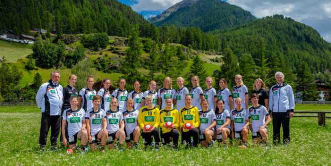 Deutschland – Ladies-Handball-Nationalmannschaft: Hinten von links: Bundestrainer Michael Biegler, Physiotherapeutin Jenny Köster, Emily Bölk, Jenny Karolius, Xenia Smits, Julia Behnke, Meike Schmelzer, Shenia Minevskaja, Kim Naidzinavicius, Anne Hubinger, Alicia Stolle, Alexandra Mazzucco, Nadja Mansson, Physiotherapeutin Edith Pastoors, DHB-Sportdirektor Wolfgang Sommerfeld. – Vorne von links: Jennifer Rode, Alina Grijseels, Stella Kramer, Antje Lauenroth, Clara Woltering, Dinah Eckerle, Katja Kramarczyk, Anna Loerper, Svenja Huber, Lone Fischer, Anne Müller - Foto: Sascha Klahn/DHB Deutschland – Ladies-Handball-Nationalmannschaft: Hinten von links: Bundestrainer Michael Biegler, Physiotherapeutin Jenny Köster, Emily Bölk, Jenny Karolius, Xenia Smits, Julia Behnke, Meike Schmelzer, Shenia Minevskaja, Kim Naidzinavicius, Anne Hubinger, Alicia Stolle, Alexandra Mazzucco, Nadja Mansson, Physiotherapeutin Edith Pastoors, DHB-Sportdirektor Wolfgang Sommerfeld. – Vorne von links: Jennifer Rode, Alina Grijseels, Stella Kramer, Antje Lauenroth, Clara Woltering, Dinah Eckerle, Katja Kramarczyk, Anna Loerper, Svenja Huber, Lone Fischer, Anne Müller - Foto: Sascha Klahn/DHB