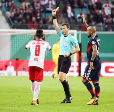 DFB Pokal, RasenBallsport Leipzig vs. FC Bayern München - Naby Keita (RB Leipzig) und Schiedsrichter Felix Zwayer - Foto: GEPA pictures/Sven Sonntag Naby Keita (RB Leipzig) und Schiedsrichter Felix Zwayer