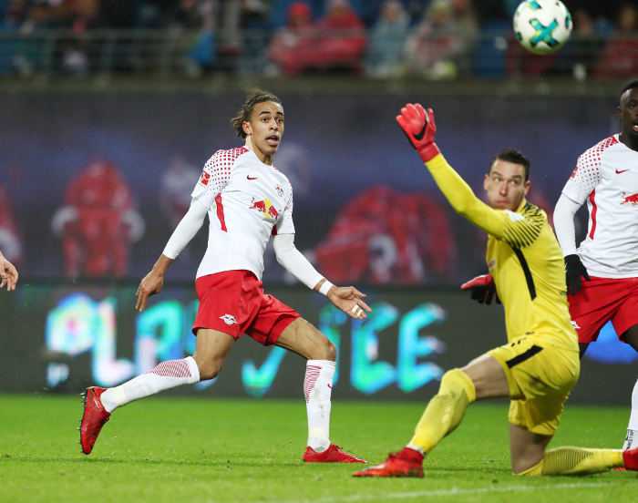 Deutsche Bundesliga, RasenBallsport Leipzig vs. SV Werder Bremen - Yussuf Poulsen (RB Leipzig) und Jiri Pavlenka (Bremen) - Foto: GEPA pictures/Roger Petzsche Deutsche Bundesliga, RasenBallsport Leipzig vs. SV Werder Bremen - Yussuf Poulsen (RB Leipzig) und Jiri Pavlenka (Bremen) - Foto: GEPA pictures/Roger Petzsche
