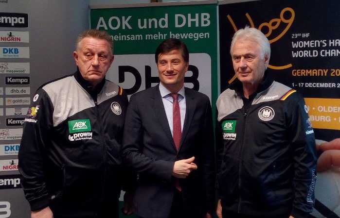 Michael Biegler (Bundestrainer), Heiko Rosenthal (Sportbürgermeister Leipzig) und Wolfgang Sommerfeld - Handball WM 2017 Deutschland - DHB-Pressekonferenz am 29.11.2017 in Leipzig - Foto: SPORT4FINAL