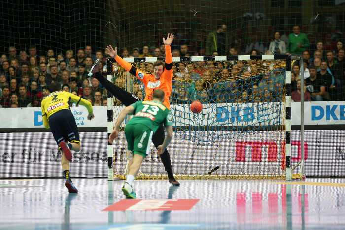 Andy Schmid und Jens Vortmann - SC DHfK Leipzig vs. Rhein-Neckar Löwen - Handball Bundesliga - Arena Leipzig am 11.11.2017 - Foto: Karsten Mann