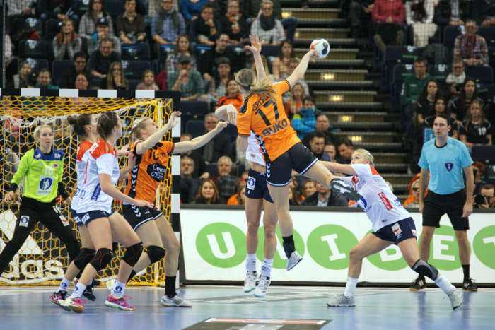 Katrine Lunde und Cornelia Nycke Groot - Handball WM 2017 Deutschland - Halbfinale Norwegen vs. Niederlande - Foto: Jansen Media Katrine Lunde und Cornelia Nycke Groot - Handball WM 2017 Deutschland - Halbfinale Norwegen vs. Niederlande - Foto: Jansen Media