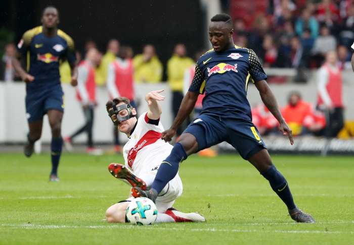 Fußball Bundesliga, VfB Stuttgart vs. RasenBallsport Leipzig - Christian Gentner (Stuttgart) und Naby Keita (RB Leipzig) - Foto: GEPA pictures/Roger Petzsche