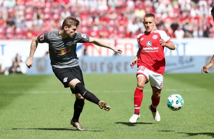 Fußball Bundesliga, 1. FSV Mainz 05 vs. RasenBallsport Leipzig - Timo Werner (RB Leipzig) und Pablo de Blasis (Mainz) - Foto: GEPA pictures/Roger Petzsche Fußball Bundesliga, 1. FSV Mainz 05 vs. RasenBallsport Leipzig - Timo Werner (RB Leipzig) und Pablo de Blasis (Mainz) - Foto: GEPA pictures/Roger Petzsche