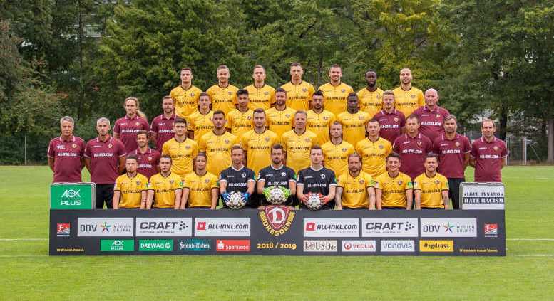 Dynamo Dresden - Fußball 2. Bundesliga - SGD - Saison 2018/2019 - Hintere Reihe von links: Philip Heise (16), Lucas Röser (9), Jannik Müller (18), Sören Gonther (26), Pascal Testroet (37), Erich Berko (40), Rico Benatelli (8) - 2. Reihe von oben von links: Tobias Lange, Alexander Schurig (Physiotherapeuten), Marius Hauptmann (35), Osman Atilgan (15), Niklas Kreuzer (7), Aias Aosman (10), Moussa Koné (14), Felix Schimmel (Co-Trainer), Dietmar Preußer (Zeugwart) - 3. Reihe von oben von links: Uwe Neuhaus (Cheftrainer), Peter Németh (Co-Trainer), Philippe Hasler (Athletiktrainer), Jannis Nikolaou (4), Dario Dumic (3), Florian Ballas (23), Marco Hartmann (6), Brian Hamalainen (31), Haris Duljevic (11), Branislav Arsenovic (Torwarttrainer), Matthias Lust (Co-Trainer), Sascha Lense (Sportpsychologe) - Untere Reihe von links: Vasil Kusej (32), Justin Löwe (34), Patrick Möschl (22), Tim Boss (21), Patrick Wiegers (24), Markus Schubert (1), Patrick Ebert (20), Baris Atik (28), Sascha Horvath (29) - Foto: SGD/Steffen Kuttner