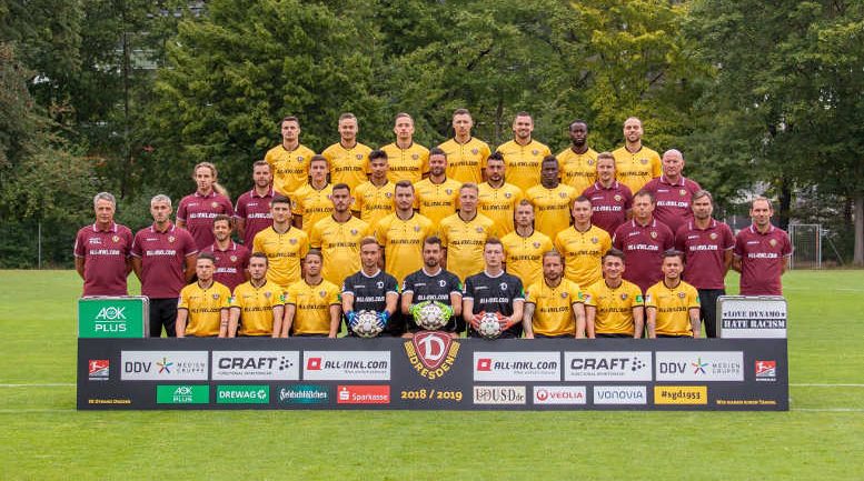 Dynamo Dresden – Fußball 2. Bundesliga – SGD – Saison 2018/2019 – Hintere Reihe von links: Philip Heise (16), Lucas Röser (9), Jannik Müller (18), Sören Gonther (26), Pascal Testroet (37), Erich Berko (40), Rico Benatelli (8) – 2. Reihe von oben von links: Tobias Lange, Alexander Schurig (Physiotherapeuten), Marius Hauptmann (35), Osman Atilgan (15), Niklas Kreuzer (7), Aias Aosman (10), Moussa Koné (14), Felix Schimmel (Co-Trainer), Dietmar Preußer (Zeugwart) – 3. Reihe von oben von links: Uwe Neuhaus (Cheftrainer), Peter Németh (Co-Trainer), Philippe Hasler (Athletiktrainer), Jannis Nikolaou (4), Dario Dumic (3), Florian Ballas (23), Marco Hartmann (6), Brian Hamalainen (31), Haris Duljevic (11), Branislav Arsenovic (Torwarttrainer), Matthias Lust (Co-Trainer), Sascha Lense (Sportpsychologe) – Untere Reihe von links: Vasil Kusej (32), Justin Löwe (34), Patrick Möschl (22), Tim Boss (21), Patrick Wiegers (24), Markus Schubert (1), Patrick Ebert (20), Baris Atik (28), Sascha Horvath (29) – Foto: SGD/Steffen Kuttner