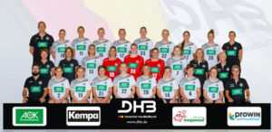 Handball EM 2018: Handball Nationalmannschaft Deutschland DHB Frauen. Hinten von links: Bundestrainer Henk Groener, Mia Zschocke, Xenia Smits, Kim Naidzinavicius, Anne Hubinger, Luisa Schulze, Shenia Minevskaja, Alicia Stolle, Emily Bölk, Teammanagerin Laura Steinbach. Mitte: Co-Trainerin Heike Horstmann, Torwarttrainerin Debbie Klijn, Julia Behnke, Isabell Roch, Lea Rühter, Dinah Eckerle, Meike Schmelzer, Physiotherapeutin Edith Pastoors, Mannschaftsärztin Dr. Birgit Hoffmeyer. Unten: Videoanalyst Lukasz Kalwa, Marlene Zapf, Maike Schirmer, Ina Großmann, Maren Weigel, Franziska Müller, Anna Seidel, Alina Grijseels, Amelie Berger, Physiotherapeutin Birgit Halsband. Es fehlen: Madita Kohorst, Angie Geschke, Antje Lauenroth, Physiotherapeutin Angelika Steeger-Adams und Mannschaftsärztin Dr. Mara Friton. - Foto: Sascha Klahn/DHB