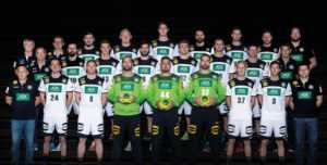 Handball WM 2019 - Deutschland - DHB Männer: Hinten von links: Physiotherapeut Reinhold Roth, Physiotherapeut Sven Raab, Jannik Kohlbacher, Patrick Wiencek, Finn Lemke, Steffen Fäth, Hendrik Pekeler, Steffen Weinhold, Teammanager Oliver Roggisch. Mitte: Teamarzt Dr. Kurt Steuer, Fabian Wiede, Niclas Pieczkowski, Tim Suton, Franz Semper, Fabian Böhm, Martin Strobel, Christian Prokop. Unten: Teamkoordinator Volker Schurr, Patrick Groetzki, Tobias Reichmann, Silvio Heinevetter, Dario Quenstedt, Andreas Wolff, Matthias Musche, Uwe Gensheimer, Co-Trainer Alexander Haase. Foto: Sascha Klahn/DHB