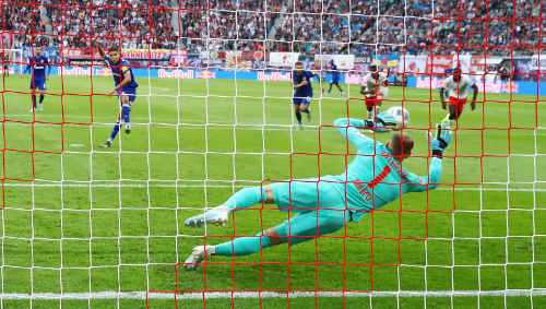 Fußball Bundesliga, RasenBallsport Leipzig vs. FC Schalke 04. Amine Harit (Schalke) und Peter Gulacsi (RB Leipzig) - Foto: GEPA pictures / Roger Petzsche