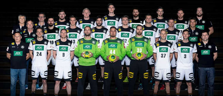Handball EM Deutschland DHB Männer Nationalmannschaft: Hinten von links: Physiotherapeut Reinhold Roth, Physiotherapeut Sven Raab, Jannik Kohlbacher, Patrick Wiencek, Finn Lemke, Steffen Fäth, Hendrik Pekeler, Steffen Weinhold, Teammanager Oliver Roggisch. Mitte: Teamarzt Dr. Kurt Steuer, Fabian Wiede, Niclas Pieczkowski, Tim Suton, Franz Semper, Fabian Böhm, Martin Strobel, Christian Prokop. Unten: Teamkoordinator Volker Schurr, Patrick Groetzki, Tobias Reichmann, Silvio Heinevetter, Dario Quenstedt, Andreas Wolff, Matthias Musche, Uwe Gensheimer, Co-Trainer Alexander Haase. Foto: Sascha Klahn/DHB Handball EM Deutschland DHB Männer Nationalmannschaft: Hinten von links: Physiotherapeut Reinhold Roth, Physiotherapeut Sven Raab, Jannik Kohlbacher, Patrick Wiencek, Finn Lemke, Steffen Fäth, Hendrik Pekeler, Steffen Weinhold, Teammanager Oliver Roggisch. Mitte: Teamarzt Dr. Kurt Steuer, Fabian Wiede, Niclas Pieczkowski, Tim Suton, Franz Semper, Fabian Böhm, Martin Strobel, Christian Prokop. Unten: Teamkoordinator Volker Schurr, Patrick Groetzki, Tobias Reichmann, Silvio Heinevetter, Dario Quenstedt, Andreas Wolff, Matthias Musche, Uwe Gensheimer, Co-Trainer Alexander Haase. Foto: Sascha Klahn/DHB
