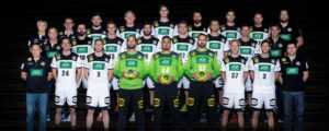 Handball EM Deutschland DHB Männer Nationalmannschaft: Hinten von links: Physiotherapeut Reinhold Roth, Physiotherapeut Sven Raab, Jannik Kohlbacher, Patrick Wiencek, Finn Lemke, Steffen Fäth, Hendrik Pekeler, Steffen Weinhold, Teammanager Oliver Roggisch. Mitte: Teamarzt Dr. Kurt Steuer, Fabian Wiede, Niclas Pieczkowski, Tim Suton, Franz Semper, Fabian Böhm, Martin Strobel, Christian Prokop. Unten: Teamkoordinator Volker Schurr, Patrick Groetzki, Tobias Reichmann, Silvio Heinevetter, Dario Quenstedt, Andreas Wolff, Matthias Musche, Uwe Gensheimer, Co-Trainer Alexander Haase. Foto: Sascha Klahn/DHB