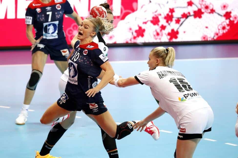 Handball WM 2019 - Stine Oftedal und Kim Naidzinavicius - Deutschland vs. Norwegen - Copyright: IHF