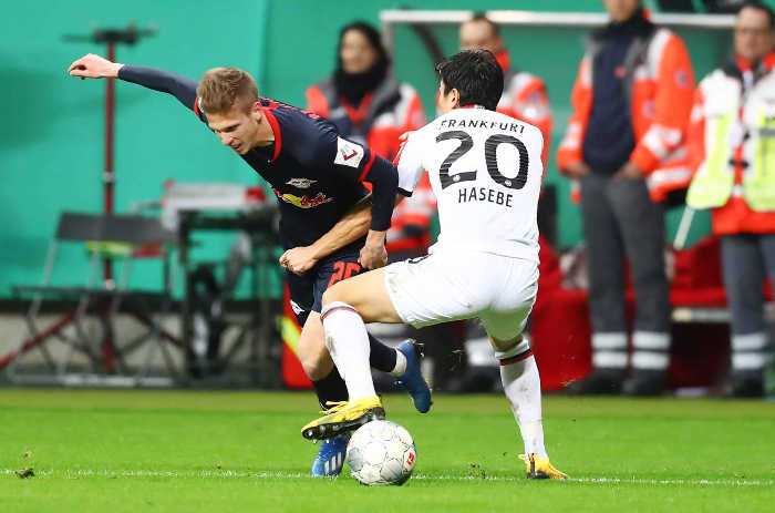 DFB Pokal - Eintracht Frankfurt vs RasenBallsport Leipzig - Dani Olmo (RB Leipzig) und Makoto Hasebe (Frankfurt) - Foto: GEPA pictures / Roger Petzsche