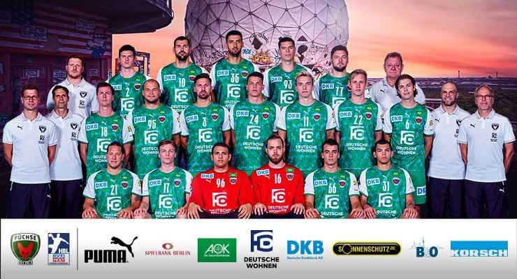 Füchse Berlin Handball Saison 2020-2021 - Hintere Reihe von links: Co-Trainer Maximilian Rinderle, Simon Ernst, Jakov Gojun, Marko Kopljar, Mijajlo Marsenic, Johan Koch, Mannschaftsbetreuer Thomas Otto. Mittlere Reihe von links: Trainer Jaron Siewert, Athletiktrainer Carsten Köhrbrück, Hans Lindberg, Paul Drux, Fabian Wiede, Frederik Simak, Lasse Andersson, Marian Michalczik, Jacob Holm, Physiotherapeut Tim Schilling, Mannschaftsarzt Dr. Jürgen Bentzin. Vordere Reihe von links: Mattias Zachrisson, Nils Lichtlein, Dejan Milosavljev, Fredrik Genz, Milos Vujovic, Tim Matthes - Copyright: Füchse Berlin