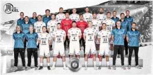 THW Kiel - Handball Bundesliga und Champions League Saison 2020-2021 - Reihe von links nach rechts: Dr. Frank Preis, Dr. Detlev Brandecker, Miha Zarabec, Niclas Ekberg, Domagoj Duvnjak, Sven Ehrig, Rune Dahmke, Filip Jicha, Christian Sprenger. Reihe von links nach rechts: Stephan Lienau, Steffen Weinhold, Sander Sagosen, Niklas Landin Jacobsen, Dario Quenstedt, Harald Reinkind, Nikola Bilyk, Viktor Szilagyi. Reihe von links nach rechts: Maik Bolte, Michael Menzel, Jan Bock, Magnus Landin Jacobsen, Patrick Wiencek, Hendrik Pekeler, Pavel Horak, Hinrich Brockmann, Mattias Andersson - Copyright: THW Kiel / Liqui Moly HBL