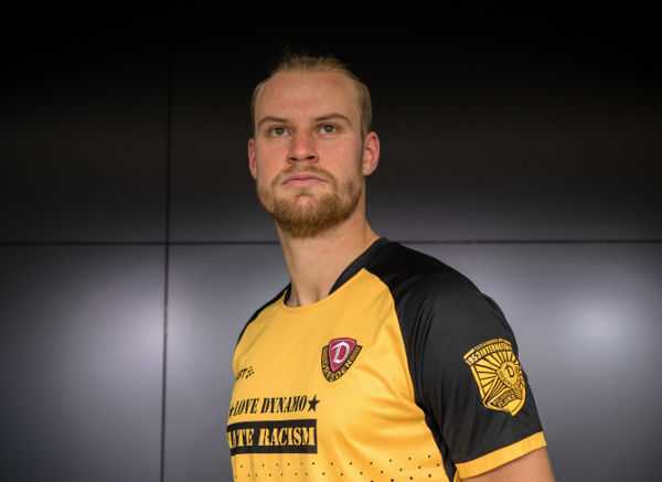 Dynamo Dresden - Mannschaftskapitän Sebastian Mai präsentiert das Sondertrikot zum Zwickau-Spiel samt Logo von Dynamos „Bildungsflanke“. Foto: SGD/ Steffen Kuttner