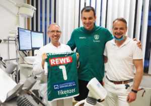 Handball Bundesliga - Marino Maric, Mannschaftsarzt Prof. Dr. Pierre Hepp und Dr. Sven Fikenzer - Foto: SC DHfK Leipzig