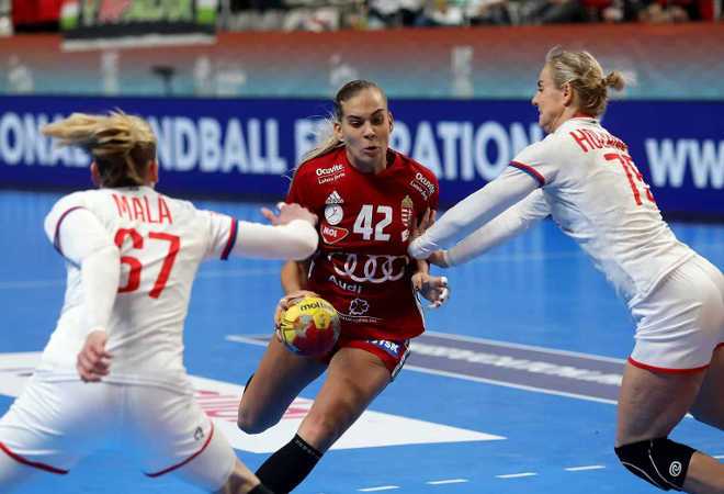 Handball WM 2021 - Ungarn vs. Tschechien - Katrin Klujber (42) - Copyright: Königlicher Spanischer Handballverband / RFEBM - J. Navarro