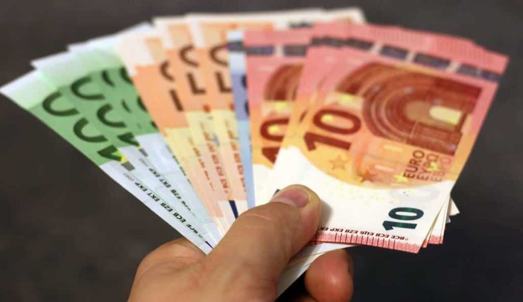 SC Potsdam vor der Insolvenz ? - Copyright: https://pixabay.com/de/photos/geld-geldscheine-euro-hand-1005464/ - Lizenz: Pixabay Licence.